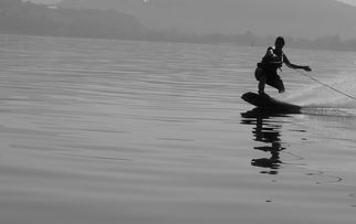 开云体育娱乐-“宽板滑水：东三叉湖赛场见证新一代水上运动的崛起”